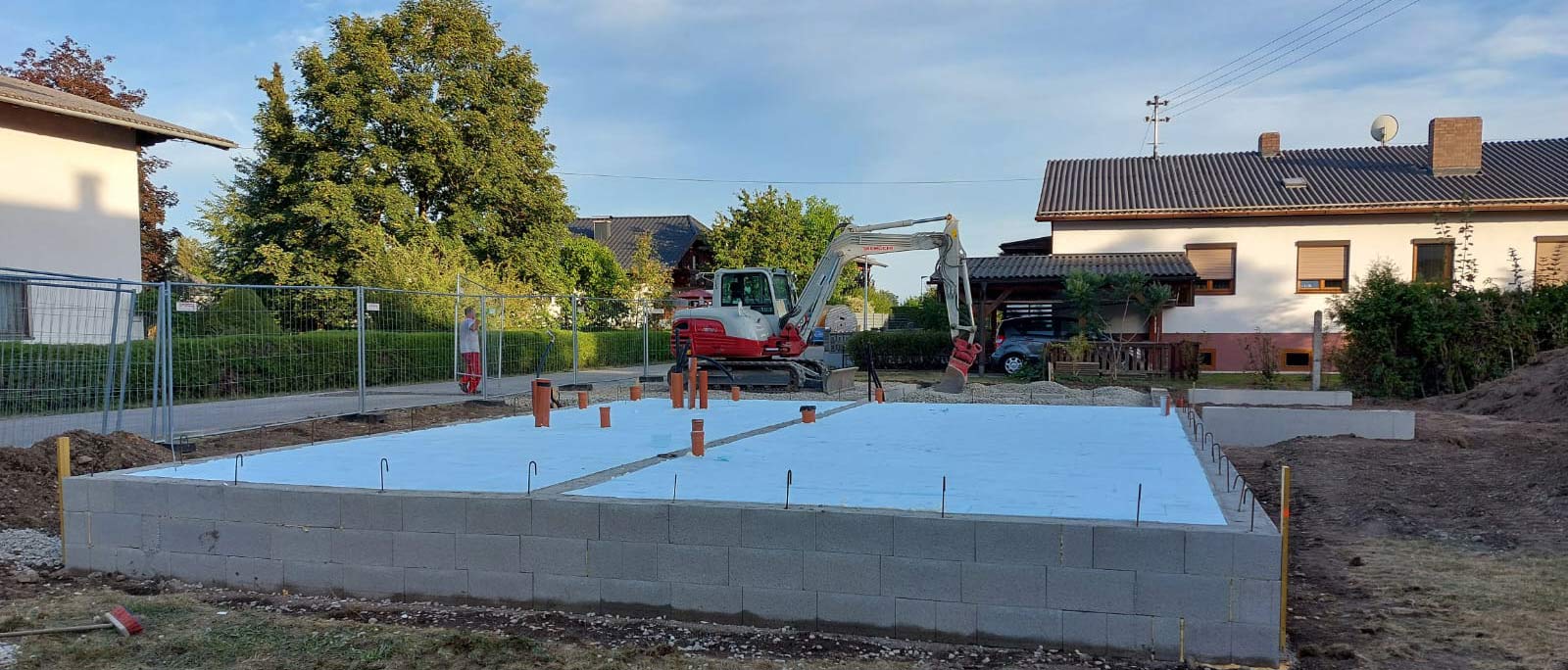 Hausbau - MD-Bau GmbH Errichtung des Fundament auf der BAustelle